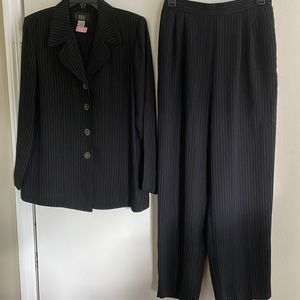 Black & white pinstripes pantsuit with a relaxed fit perfect for work.